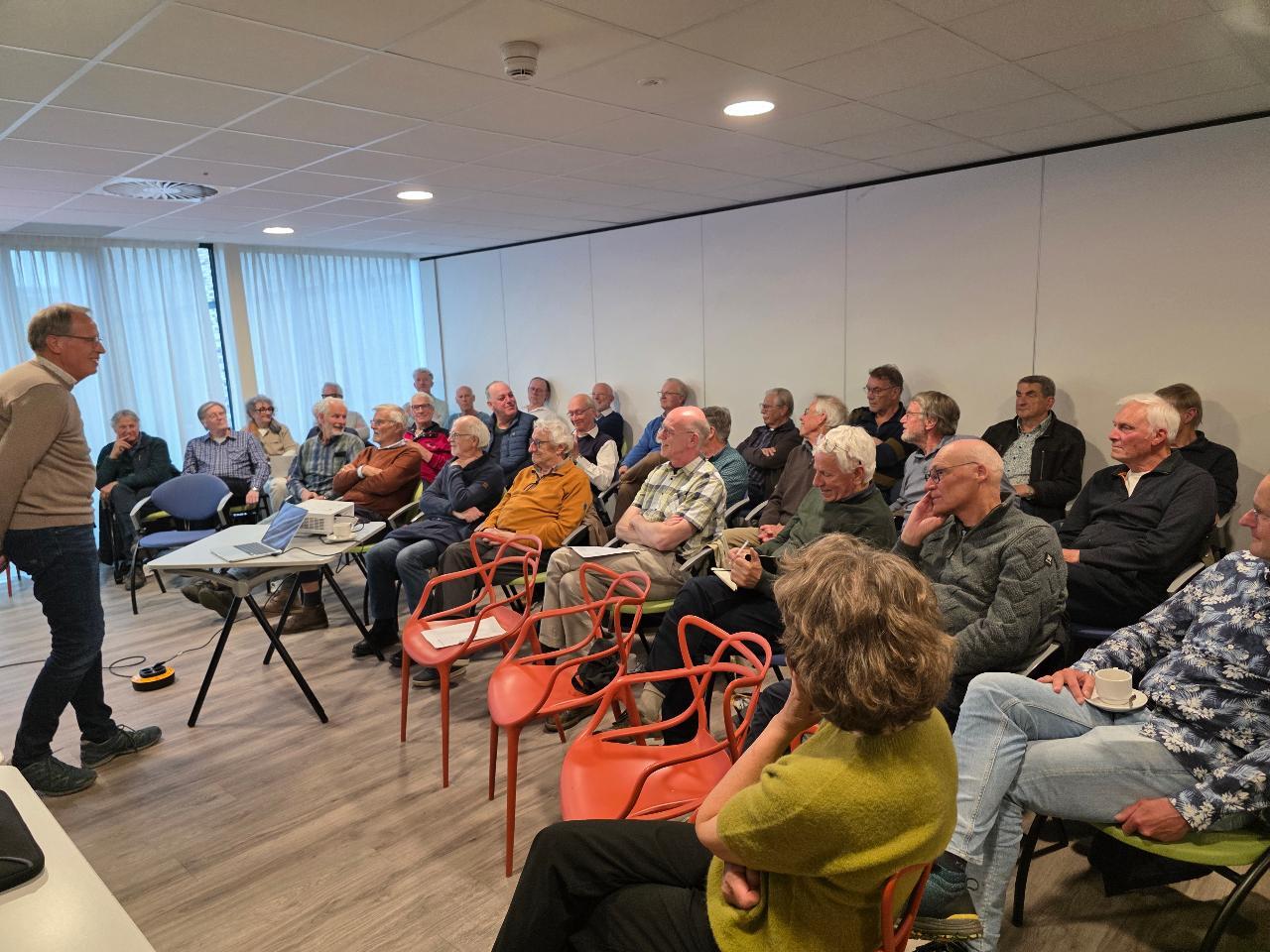 Deelnemers luisteren aandachtig tijdens het Klimaatexamen