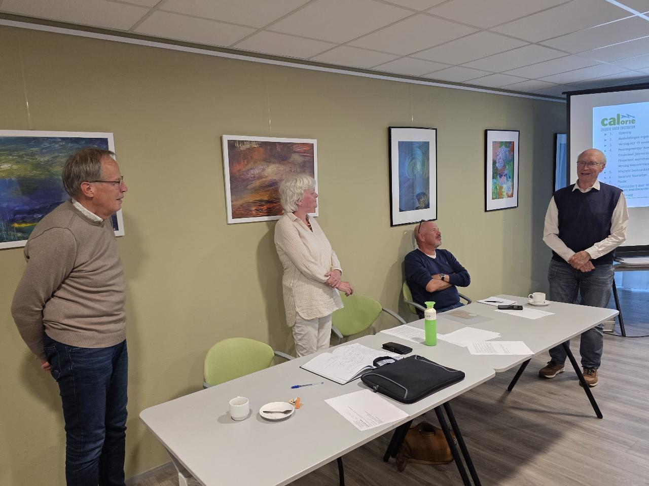 Bestuur en sprekers aan tafel bij CALorie